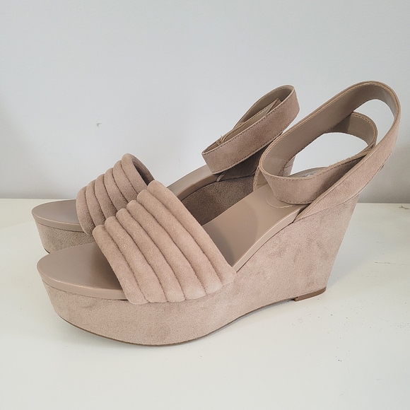 VINCE CAMUTO Varelnta Cream Suede Wedge Sandal - Picture 3 of 13